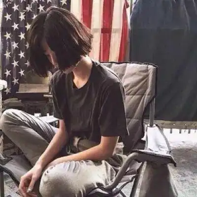 有意境好看的短发女生侧脸微信头像