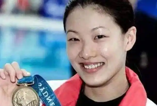 嫁大自己26岁"香港财神爷"的伏明霞,被传离婚,看丈夫如何回应