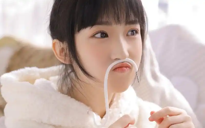 丸子头居家美女高清桌面壁纸图片