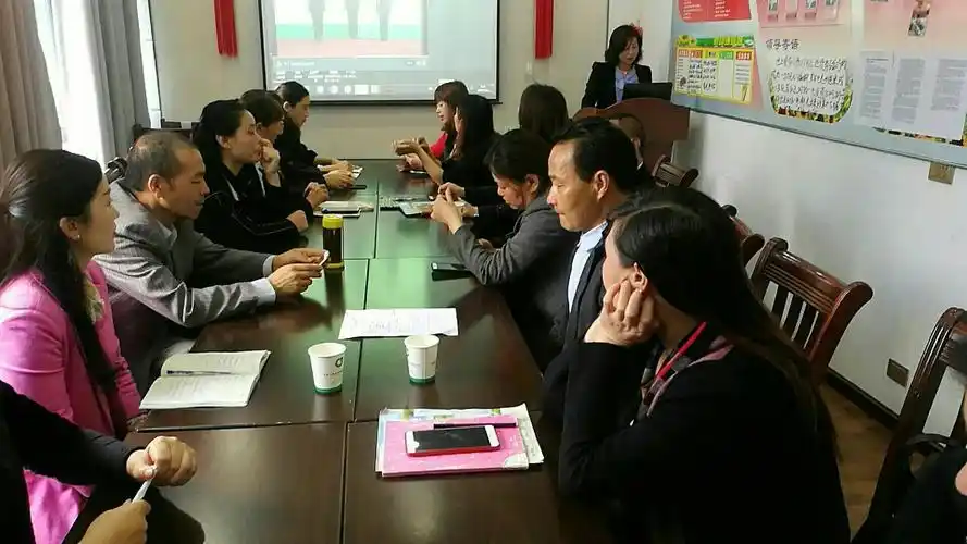 咸丰飞越团队2018年5月8日早会:到会:13人会议内容:由辛雨霞经理重点