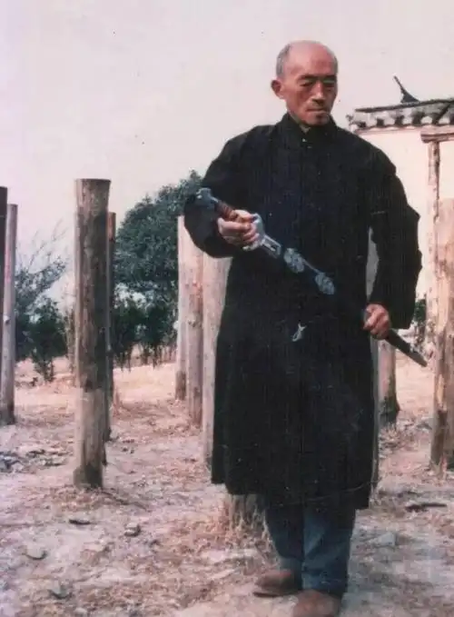 传奇武僧海灯法师:4岁丧母12岁丧父,77岁表演二指禅,87岁圆寂|少林寺