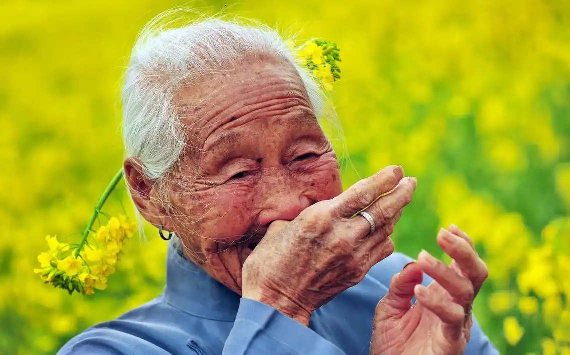 心理测试:下面哪个老人笑起来最可爱,测试你会碰到贵人还是小人