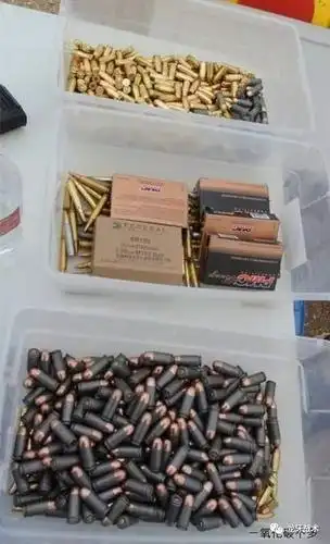 美国军迷自改ak47"手枪":差点把车门打成筛子!