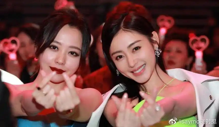 张天爱和张靓颖合影火了3小时阅读量破200万气场差距被热议