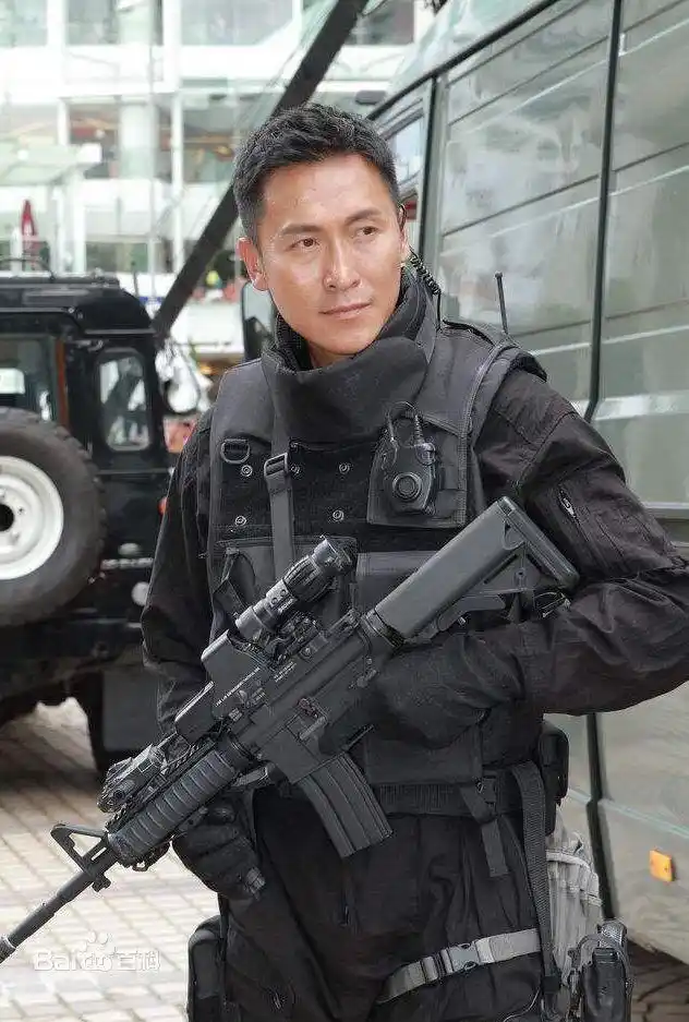 50岁马德钟近照曝光,眉毛浓厚眼睛深邃认不出,网友:变化真大!