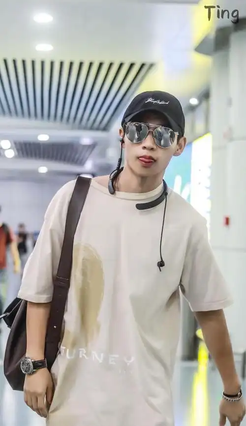 魏晨元宵夜祝福照,寸头发型配金丝框眼镜,文艺又帅气的时尚范