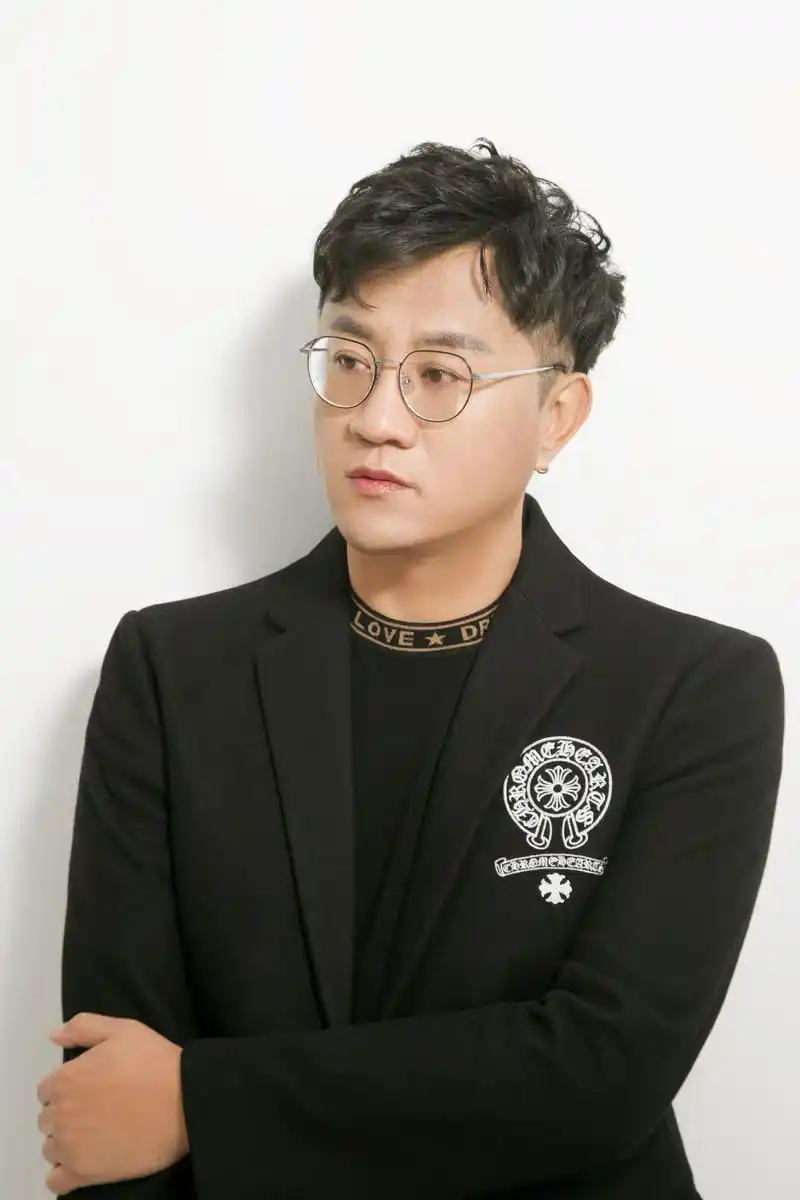 武汉音频跳跃音乐有限公司:合作艺人《大哲》再创新曲!