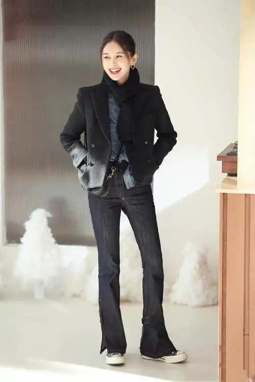 王子文穿搭:毛衣 半身裙 长筒靴,温暖大方又显高