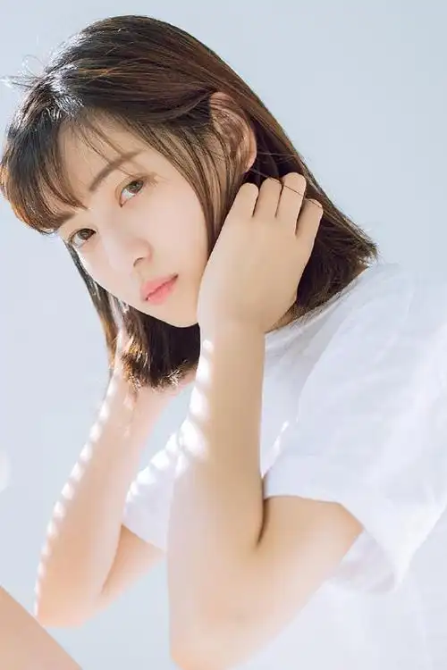 日系t恤简洁短发清新少女写真