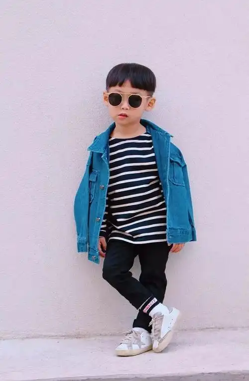 留着可爱西瓜头的3岁小帅哥单眼皮也能时尚范