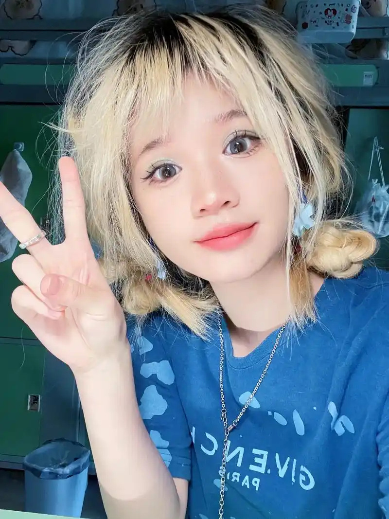 蓝绿色的夏天#妆容分享 #分享照片 #女大学生 #大帅哥 # - 抖音