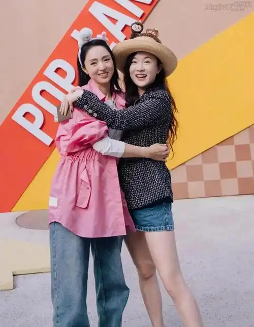 霍思燕,董璇,佟丽娅同框合影,霍思燕似乎总是这个造型