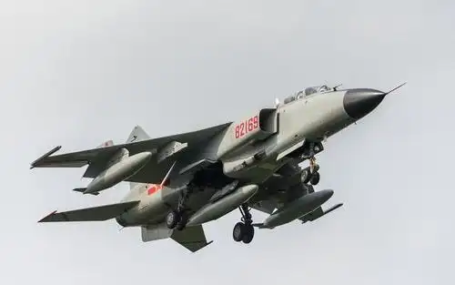 中国歼轰-7b有能力单挑宙斯盾舰—可保卫黄海,东海,南海 .