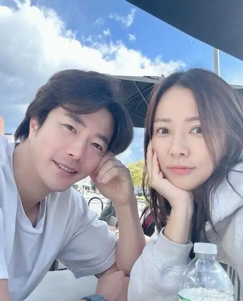 权相佑携妻幸福秀恩爱,孙泰英自然美照赢得众多点赞