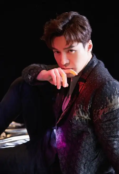 王冠逸出席活动温暖有型尽显绅士风