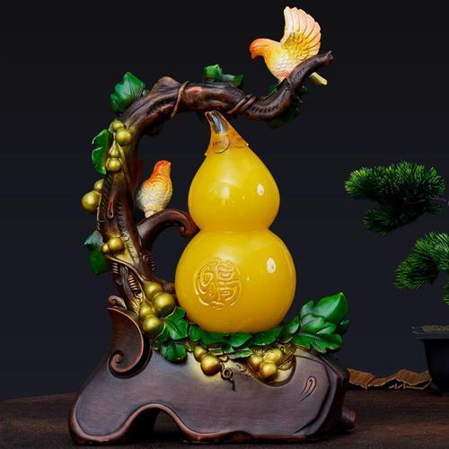 葫芦为原料,手工雕刻而成,表面光滑细腻,色泽饱满,造型别致,寓意吉祥