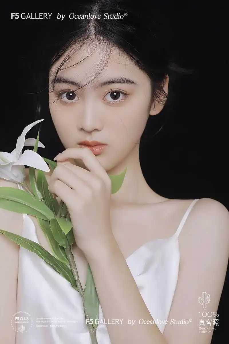 纯欲天花板9999//女士写真.少女和百合花场景的融合,画面 - 抖音