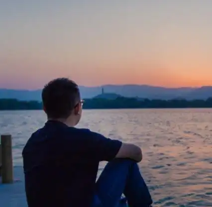 男人独坐沉思的图片,男人独坐背影沉思的图片