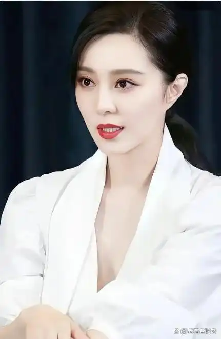 怕冷的范冰冰亚洲电影颁奖现场,范冰冰披了一件白色布料,把身体"该遮