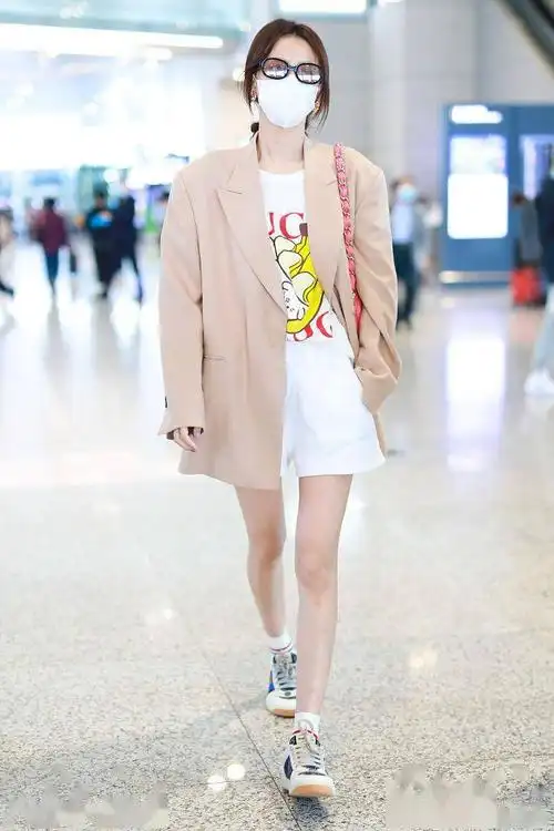 2021年4月7日,孙怡机场街拍.宽松西服搭配热裤,尽展辣妈风采.