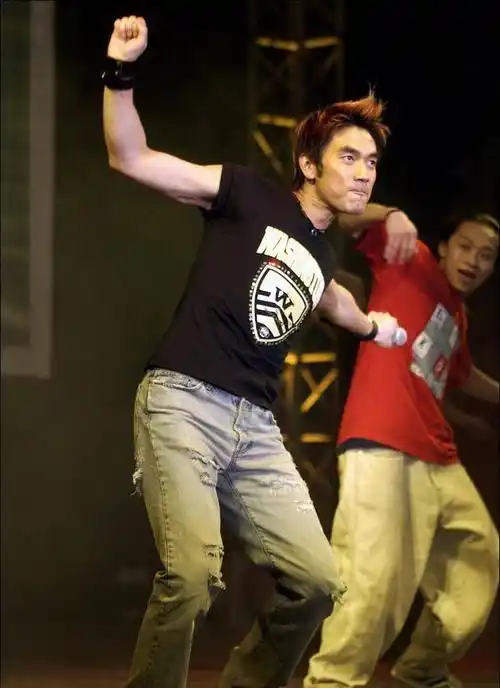 前妻将他捧红,现任让他成富豪,林依轮有何魅力,让自己如此幸运_黄琏