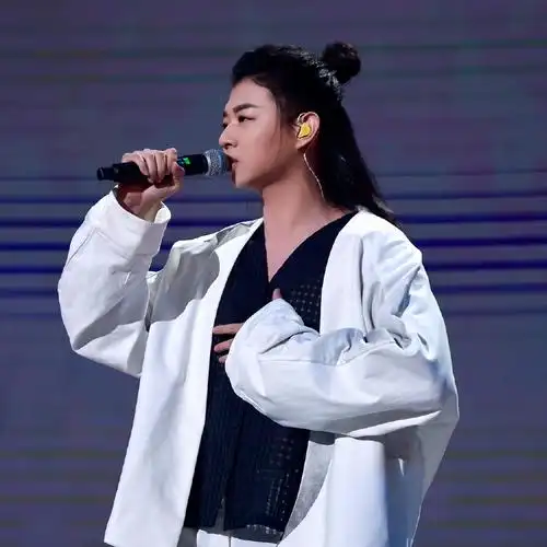 p>霍尊,1990年9月18日出生于上海,中国内地男歌手,音乐人,毕业于 a