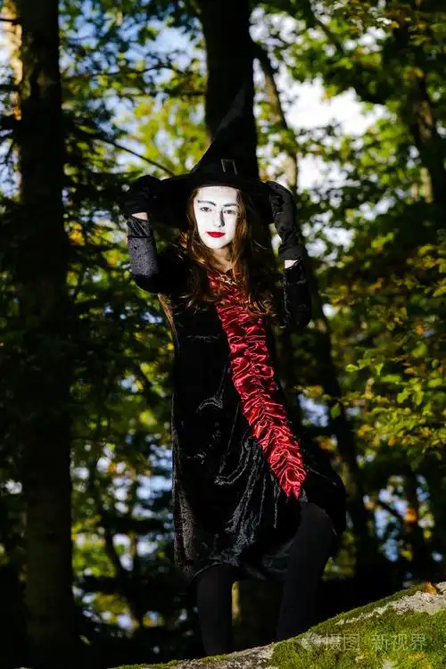 在森林里的女孩穿着万圣节女巫服装