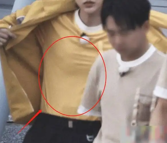 《跑男》蔡徐坤穿工装服出镜,大长腿太吸睛,我却在关注他的胸肌