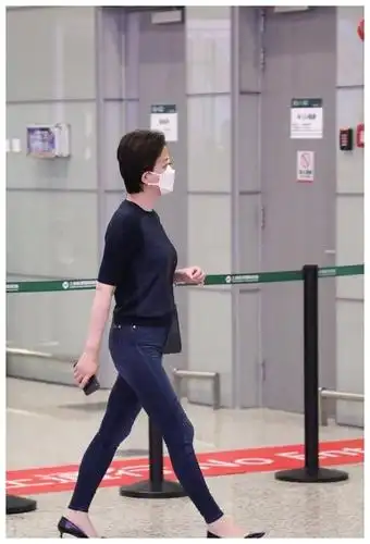 杨澜现身机场,穿紧身牛仔裤展示最美腰臀比,52岁女人身材很健美