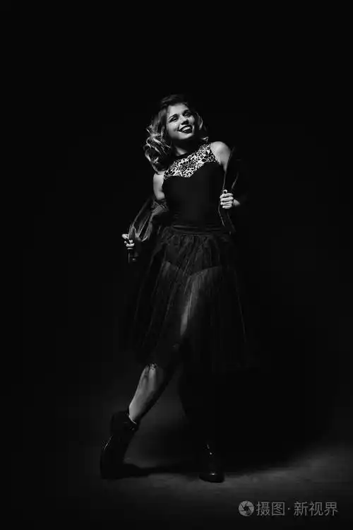 黑白肖像的美丽适合年轻的芭蕾舞女演员在黑色休闲和芭蕾衣服摆在演播