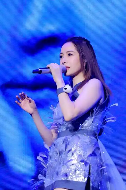 徐怀钰成都开唱 歌迷大联欢引全场回忆杀