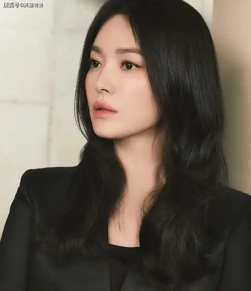 宋慧乔最新物料释出:大红色束腰长裙很有气场,中分长发气质佳!