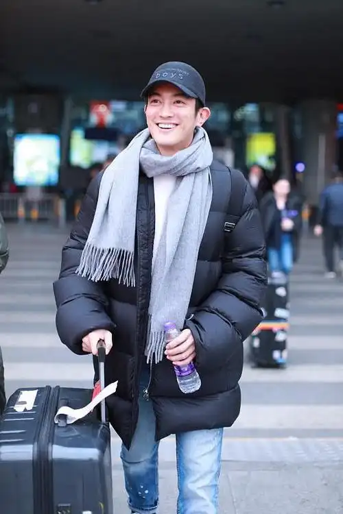 《红海行动》副队长杜江春光满面现身,开心为粉丝签名显亲民