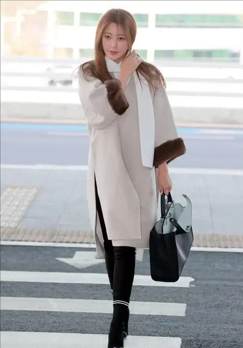 41岁金喜善穿米色长大衣走机场尽显贵妇范脚踩袜靴时髦又优雅kaite