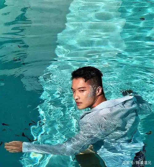 樊野最新写真:泳池化身水中精灵,洋溢着青春活力和野性的美!