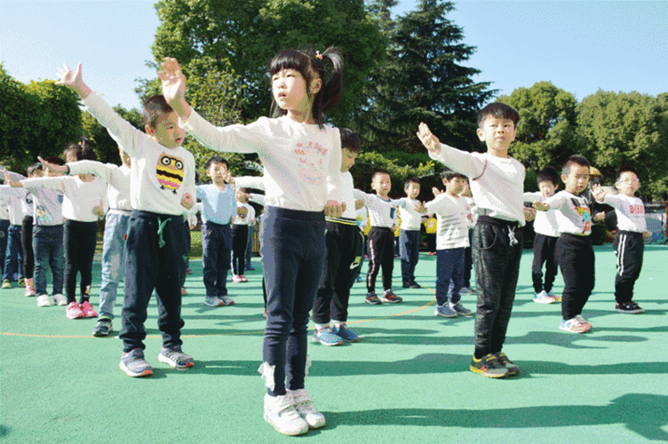 华亭二幼,茸北幼儿园的小朋友在户外开展区域运动;九亭五幼来了一场