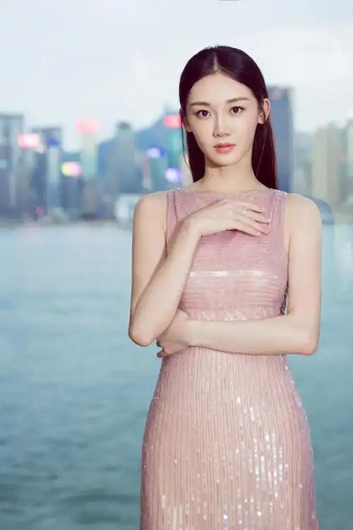 一袭粉色连衣裙亮相,露背太吸睛|抹胸|连体裤|牛仔外套|身材比例|苗苗