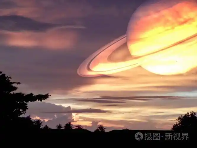 在日落的天空和剪影树的土星空间
