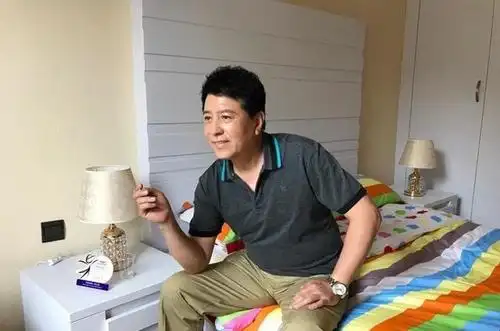 关少曾强忍住笑意,问她:"那你知道天安门的旗一般是什么时候升的吗?