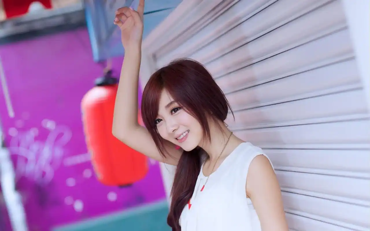 清纯白裙美女唯美街拍写真高清壁纸