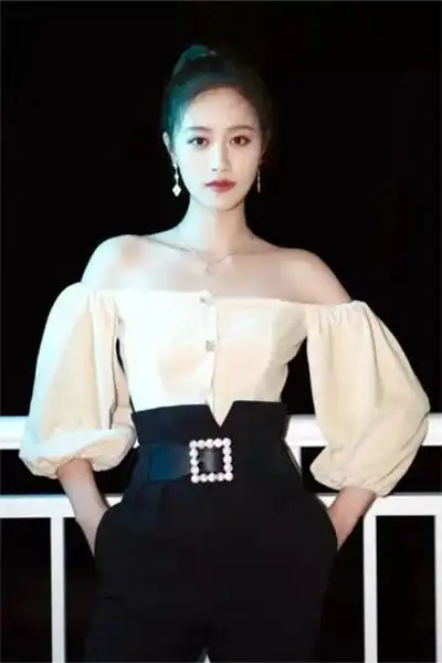 蓝盈莹企业家母亲罕曝光肤白貌美被喊话出道与女儿同框似姐妹