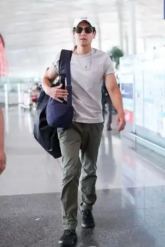 彭于晏现身机场满脸胡渣,穿着低调认不出,与平常判若两人!