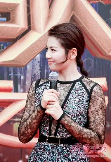 刘涛中长卷发斜 刘海扎马尾造型