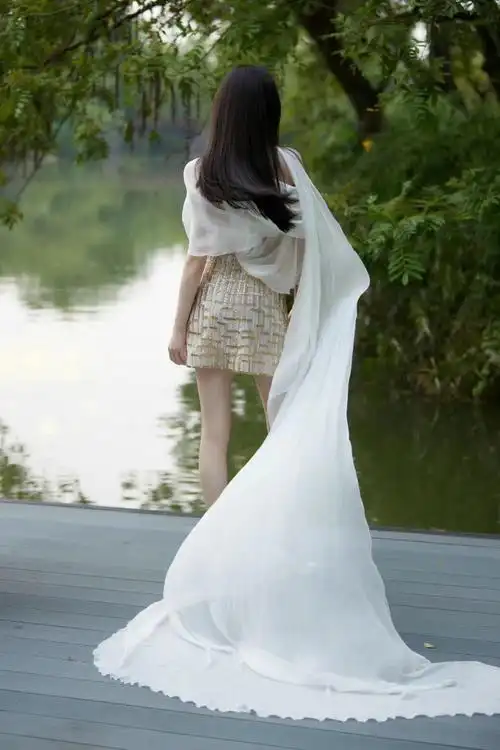 唐嫣穿不规则薄纱裙,搭配披肩长发,温柔优雅女神范十足!插图6