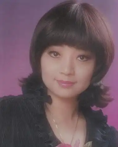 欲罢不能,其演唱的经典歌曲更是层出不穷,极富穿透力和感染力,成为70