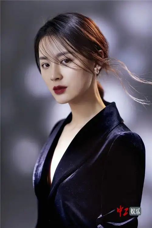 毛林林曝黑色系写真