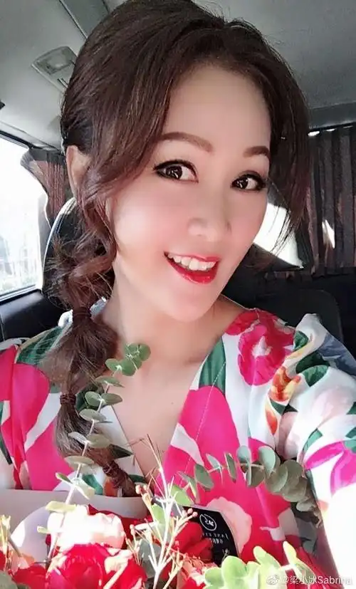 绝世美女梁小冰50岁不服老整成蛇精脸僵硬似硅胶娃娃