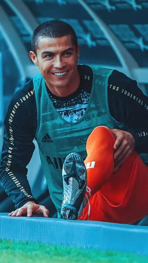 求c罗帅照最好是皇家马德里马的尤文图斯也可以也可以不是球场上的