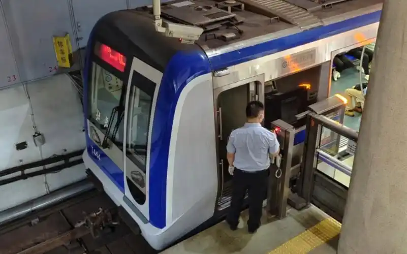 【北京地铁】监控视角拍车——2号线t444车组复兴门站出站