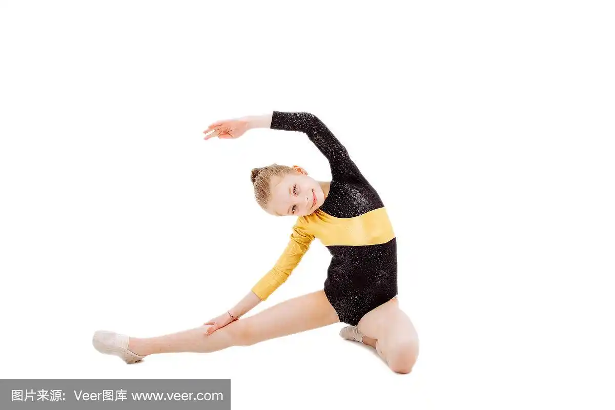 可爱的小女孩坐在劈叉上.人,行动.